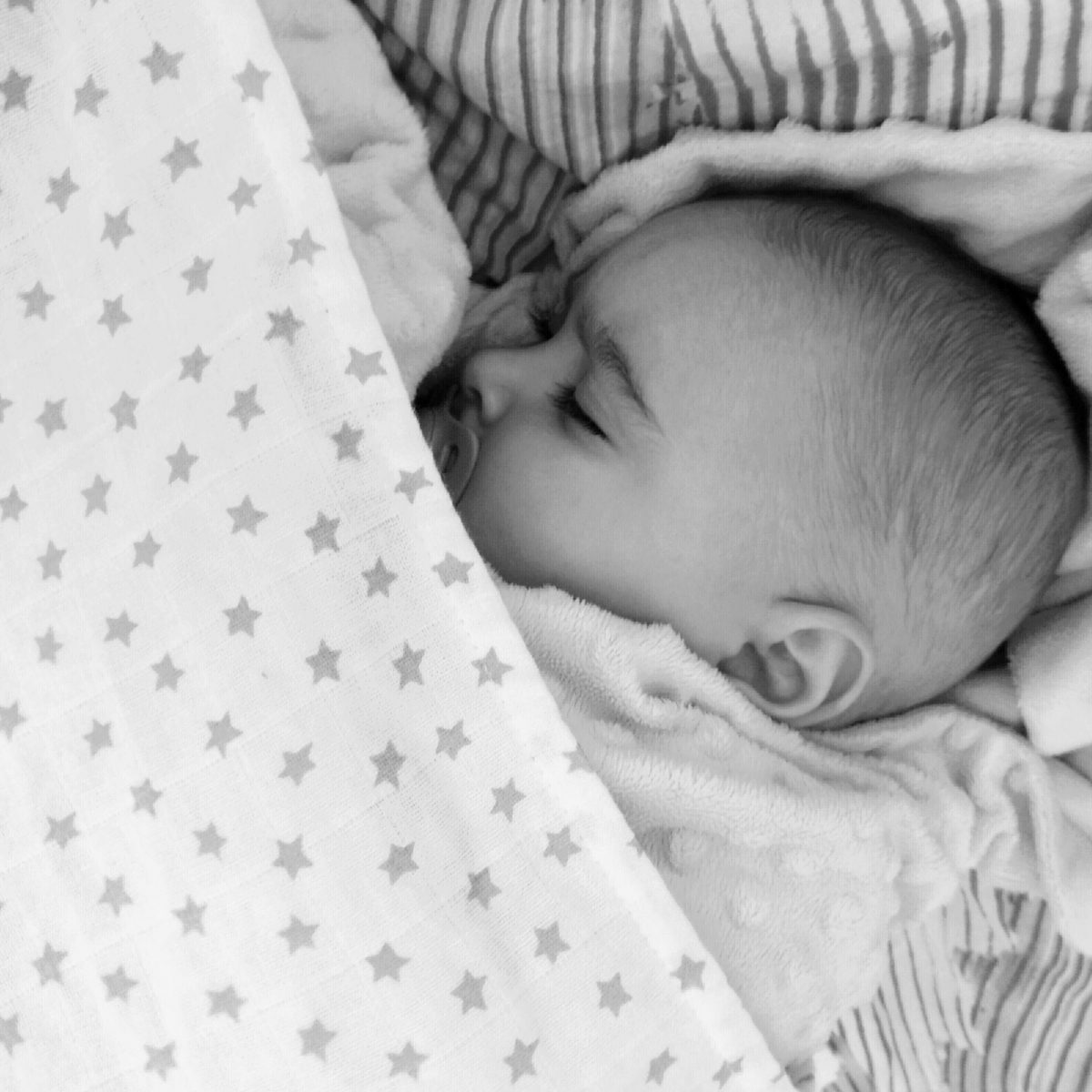 Muselinas - Bebé durmiendo arropado con una muselina