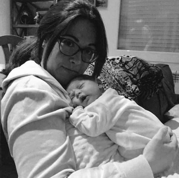 Raquel Herraiz bebe en brazo - Que necesita tu bebé